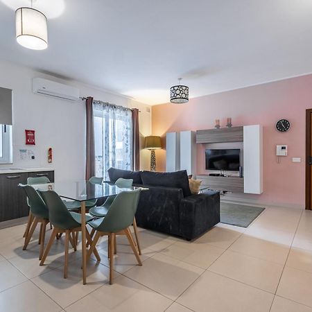 St Julians - Balluta 2 Bedroom Apartment Сент Джулианс Экстерьер фото